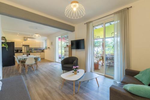 La Félyvonne villa familiale confortable avec sa grande terrasse ombragée et sa vue dégagée sur mer - image 5