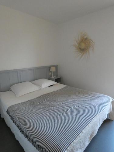 1 queen bed, 1 sofa bed