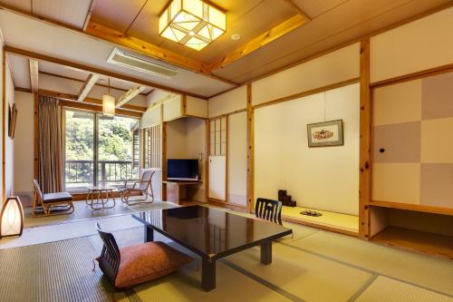 Japanese-Style Family Room with Open-Air Bath - Smoking
