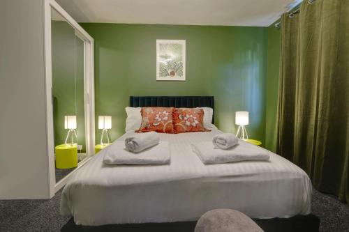 #Upmarket, Exceptional 4 bed house, with free parking, close to amenities and supermarkets gîte à louer High Hazels