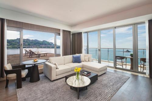 One-Bedroom King Suite with Ocean View and Balcony image 4