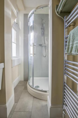 Number 17 Bath - image 8