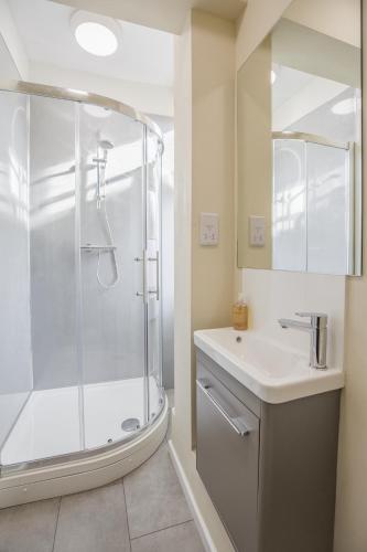 Number 17 Bath - image 6