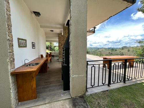 Balcony/terrace, HOSTYN Casa Paraiso nas Montanhas, Condominio de Alto Padrao cercado pela Natureza in Parque Rancho Alegre