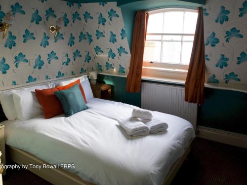 Pass the Keys Room 09 Double sitting room The Red Edward boutique Suite
