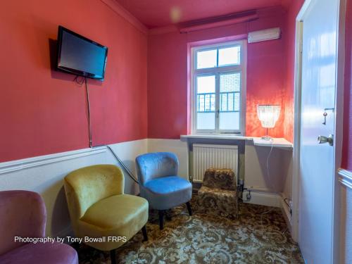 Pass the Keys Room 10 Double sitting room The charming sea view Alfred Suite, Brighton