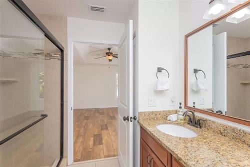Modern, Upscale, and New Blue Bungalow in the heart of Downtown St Augustine, St. Augustine (photo 10)