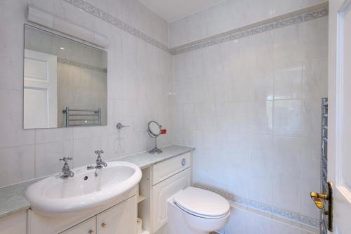 Beachcombers Apartments - image 6