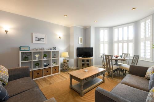 Beachcombers Apartments - image 3