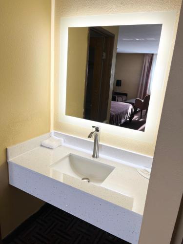 Super 8 by Wyndham Peoria - image 7