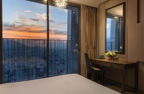 Highfloor King Cityview room in Holi Panorama Condotel