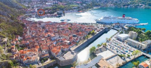 Old Kotor apartment in Skaljari