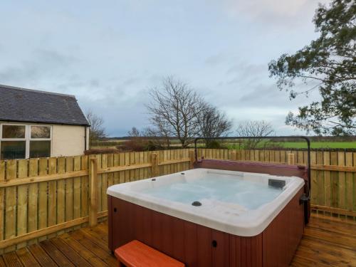 Vicarsford Farmhouse with Hot Tub