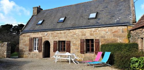 Maison bretonne à 300m de la mer avec cour et jardin clos à PLEUMEUR-BODOU - Réf 693