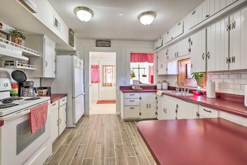 1-Acre Farmhouse - 2 Miles to Phoenix Raceway - image 6