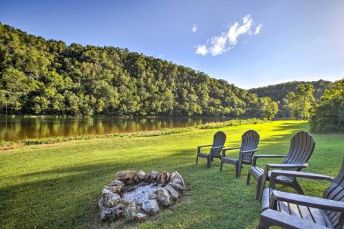 Cozy Waterfront Cottage with Deck on White River! in Cotter, USA