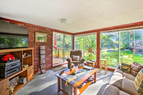 Cozy Waterfront Cottage w/ Deck on White River! in Kotera (AR)