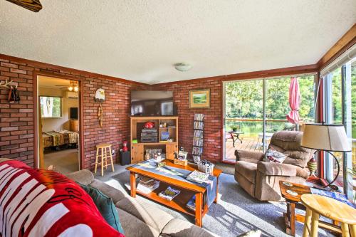 Cozy Waterfront Cottage with Deck on the White River! - image 10