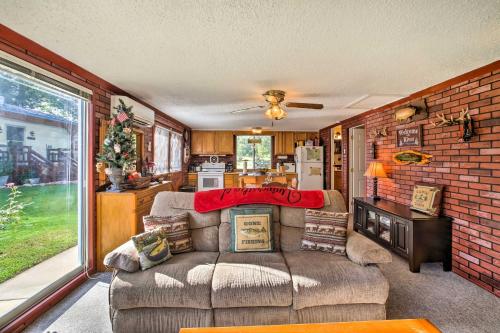 Cozy Waterfront Cottage with Deck on White River! in Cotter, USA