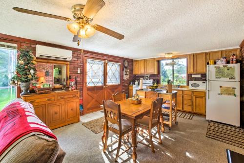 Cozy Waterfront Cottage w/ Deck on White River! in Kotera (AR)