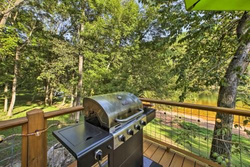 Cozy Waterfront Cottage w/ Deck on White River! in Kotera (AR)