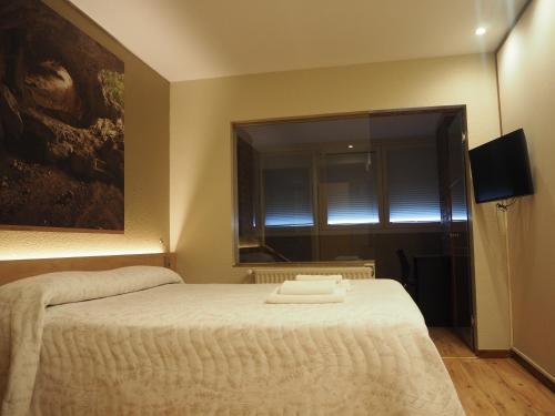 Hostal Acella - image 7