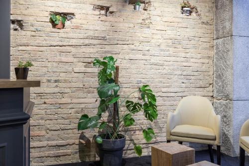 大堂, Logis Hotel du Maine in 拉瓦勒