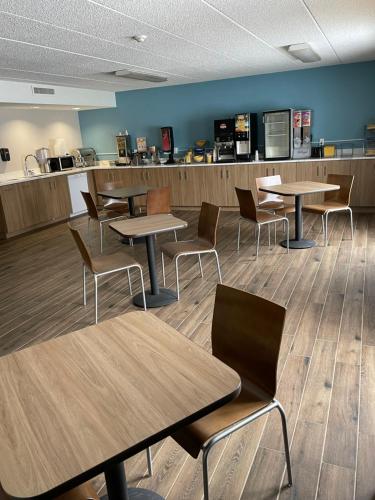 Days Inn by Wyndham Sioux Falls Airport - image 12