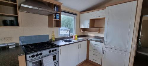 kuchyně, Homely & Cosy 2 bedroom holiday home in Westfield