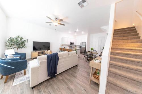 New! Townhome Hideaway w/ Popcorn Machine Sleeps 6