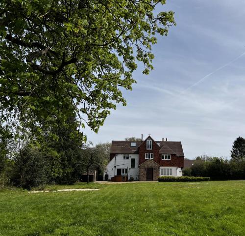 zahrada, Luxury 7 Bed Family Home 3 Acre Plot Secluded Yet Near City in Worplesdon