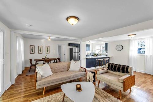 Fully Renovated 4 Bed Buena Vista House Near WFU in Winston-Salem, USA