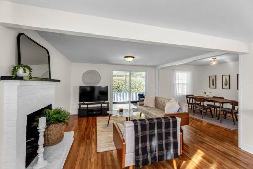 Fully Renovated 4 Bed Buena Vista House Near WFU in Winston-Salem, USA
