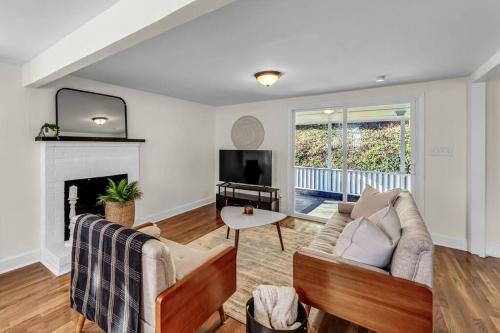 Fully Renovated 4 Bed Buena Vista House Near WFU in Winston-Salem, USA