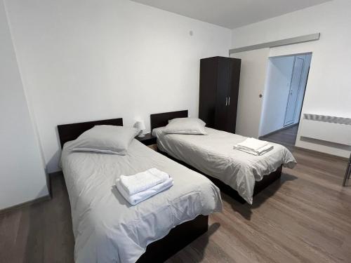 3 twin beds