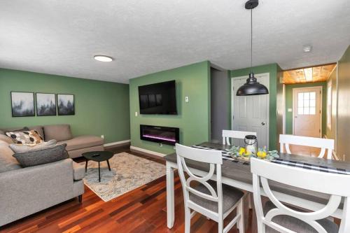 . *NEW* Beautiful 3 floor Townhome with Sauna