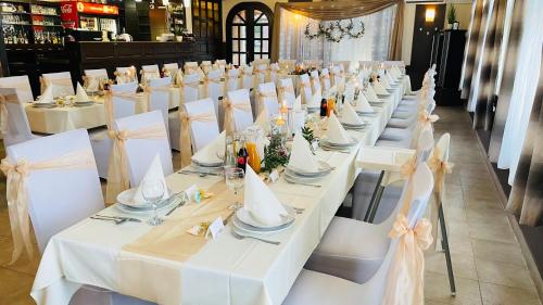 Étterem, Patyi Etterem es Hotel in Bögöte