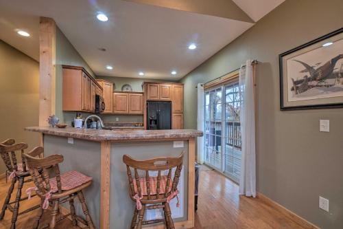 Sevierville Cabin with Lake Views and Wraparound Porch in Sevierville, USA