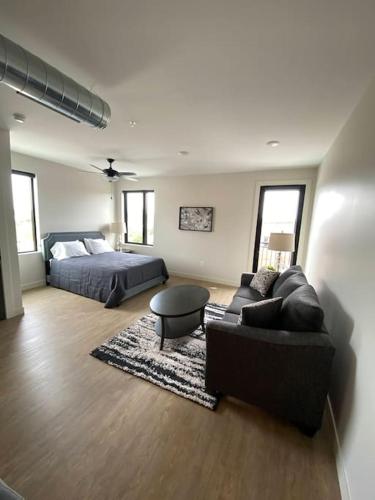 River Front Luxury Furnished Studio Downtown QC