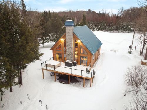 Chalet Hummingbird Wlake And Beach, Hot Tub