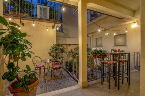 Hotel Canada - image 13