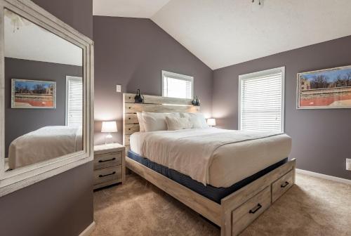 Hoosier Happiness Townhouse - 2 King Size Bedroom Suites in Bloomington, USA