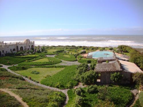 Dar Danse, the Bubble on the Beach