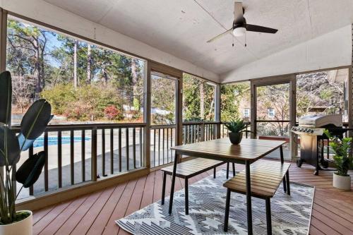 Southern Pines Getaway with Pool & Movie Theater! in Southern Pines (Észak-Karolina)