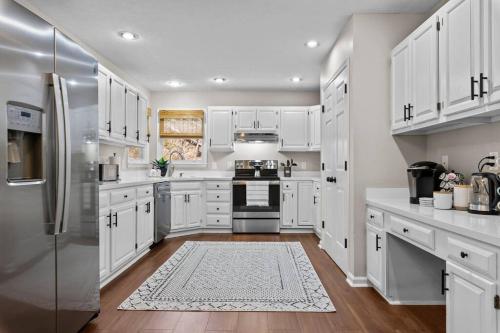Southern Pines Getaway with Pool & Movie Theater! in Southern Pines (Észak-Karolina)