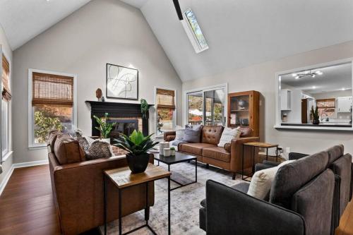 Southern Pines Getaway with Pool & Movie Theater! in Southern Pines (Észak-Karolina)