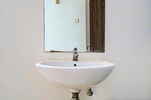 Bathroom, OYO 92249 Wisma Rina Rini Tegalega Park near LEN Industri