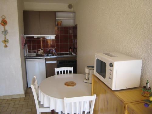Studio climatisé avec coin nuit et terrasse plein Sud 10 m² parking inclus - FR-1-100-194 - image 4