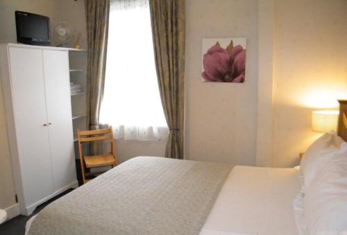 Double Room image 3
