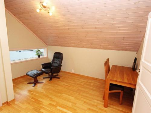 Five-Bedroom Holiday home in Jelsa 2 - image 9